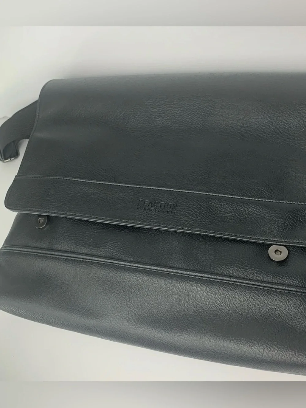 Kenneth Cole Reaction The Grand Tour Messenger Bag